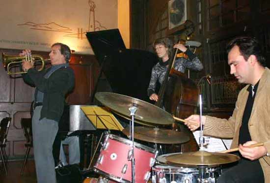 GARY BARONE QUARTET mitGary Barone (Fluegelhorn), Karo H&ouml;fler (Kontrabass)und (nicht sichtbar) Andy Herrmann (Klavier) 2003